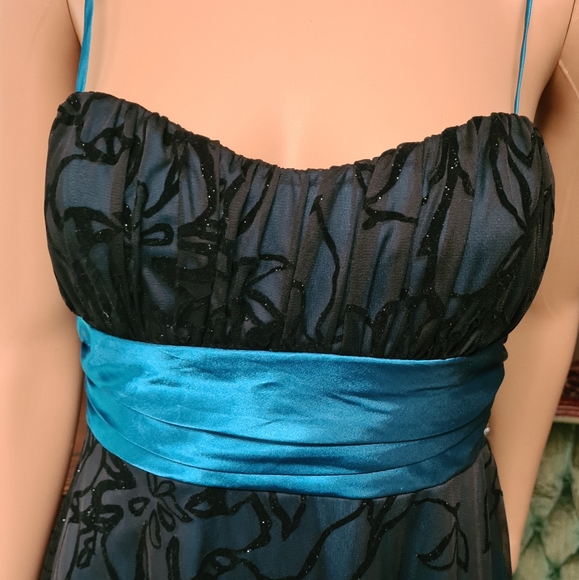 Floral Cocktail Dress - Picture 3 of 8